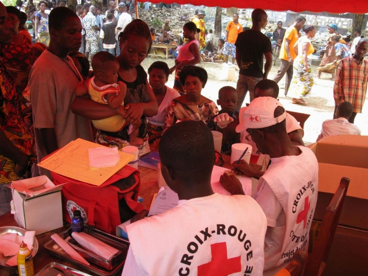 Côte d`Ivoire : la Croix-Rouge vient en aide aux déplacés d`Abidjan